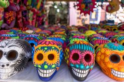 Scheletri colorati in una bancarella di San Miguel de Allende, Messico.

