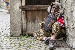Schignano, Lombardia: una maschera per le strade di una frazione del Comune - © Restuccia Giancarlo / Shutterstock.com
