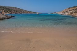 Schinoussa (Grecia) con un tratto di spiaggia lambita dall'Egeo.
