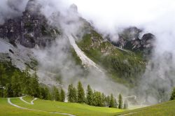 Il tortuoso ma curatssimo sentiero che conduce alla Schlickeralm, nel comprensorio dello Schlick 2000, scende da un'altitudine di 2136 metri s.l.m. ad una quota di 1643 metri s.l.m.