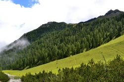 Schlick 2000, Tirolo: il tempo può cambiare repentinamente nelle giornate sullo Schlick 2000 ed in tutta la Valle dello Stubai. Le nuvole, aprendosi, creano giochi di luce e colore in ...