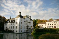 Schloss Borbeck a Essen, Germania - Risalente al 1360, questo suggestivo castello ha un bellissimo parco verde e riflette la sua elegante immagine nelle acque circostanti. Residenza estiva della ...