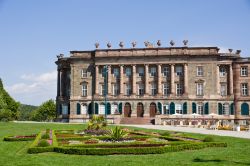 Schloss Wilhelmshoehe a Kassel, Germania - La bella facciata del castello e le aiuole fiorite del parco che lo circonda © elxeneize / Shutterstock.com