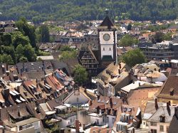 Una foto di Friburgo in Bresgovia (Germania), dove si può riconoscere la Schwabentor, già parte delle antiche fortificazioni cittadine - foto © Lars Kastilan / Shutterstock.com ...