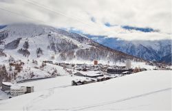 Sci e alberghi a Sestriere meta ideale vacanze sulla neve in Piemonte. - © Marco Fine / Shutterstock.com