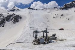 Sci estivo sul ghiacciaio del Presena, Passo del Tonale, Lombardia/Trentino Alto Adige. Questo ghiacciaio fa parte del Gruppo della Presanella e si trova circa 4 chilometri a sud del Passo del ...