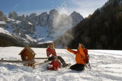 Sci in famiglia sulle piste di San Martino di Castrozza tra le Pale di San Martino - © Archivio Foto Trentino Sviluppo S. Angelani