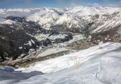 Sciare a Bormio 2000, la discesa ripida verso la città: il tratto più spettacolare è quello della pista Stelvio