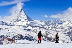 Sciare a Zermatt (Svizzera), con il panorama unico del versante nord del Cervino (Matterhorn)