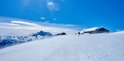 Sciare al San Bernardo Pass nei pressi di La Thuile e La Rosiere, Francia. Siamo nel dipartimento della Savoia, nella regione Rodano-Alpi.

