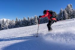 Sciare sulle piste del comprensorio sciistico di Folgaria in Trentino: la località si raggiunge facilmente dalla Valle dell'Agide salendo verso est da Rovereto