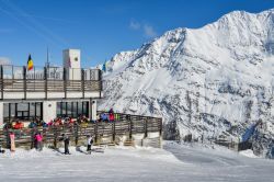 Sciare sulle piste di La Thuile in Valle d'Aosta - © Alexandre Rotenberg / Shutterstock.com