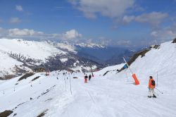 Sciatori a Valloire in inverno, Alpi francesi. Nell'insieme ci sono circa 150 km di piste e 34 impianti di risalita.

