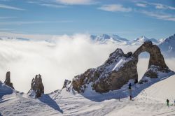 Sciatori camminano nel comprensorio sciistico di Espace Killy a Tignes, Francia. Questo resort è intitolato al campione francese Jean-Claude Killy e comprende circa 300 km di piste.

 ...