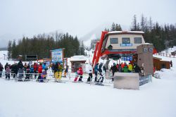 Sciatori in attesa del loro turno sulla seggiovia a Fernie, Canada - © Timothy Yue / Shutterstock.com