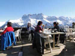 Sciatori in relax in un ristorante di montagna vicino a Morgins, Svizzera - © steve estvanik / Shutterstock.com