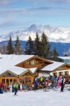 Sciatori in relax in un ristorante sulle piste di Flachau, Austria, in una giornata invernale di sole - © VanderWolf Images / Shutterstock.com