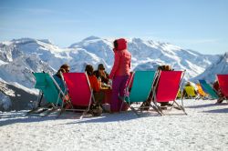 Sciatori in relax sulle sdraio in una pista di La Plagne, Francia - © Julia Kuznetsova / Shutterstock.com