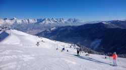Sciatori lungo le piste dello ski resort di Saalbach-Hinterglemm a Leogang (Austria).