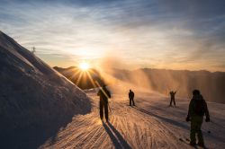 Sciatori su una pista di Les Arcs, a Bourg Saint Maurice, al calar del sole (Savoia, Francia).
