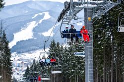 Sciatori sulla seggiovia a Bukovel, Ucraina. Siamo nella più popolare destinazione sciistica dell'intero paese - © Yuliia Myroniuk / Shutterstock.com