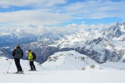 Sciatori sulle piste da sci di Valtournenche in Valle d'Aosta - © Ovchinnikova Irina / Shutterstock.com