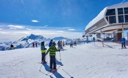 Sciatori sulle piste di La Rosiere, Francia, in una giornata invernale di sole - © Ryszard Stelmachowicz / Shutterstock.com