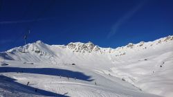 Sciatori sulle piste di Les Crosets, Val d'Illiez, Svizzera. E' il resort a più alta quota fra quelli sul lato svizzero del Portes du Soleil.
