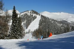Sciatori sulle piste di St. Oswald - Bad Kleinkircheim, Austria. Qui ci sono 180 km da percorrere con gli sci e 32 impianti di risalita.

