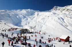 Sciatori sulle piste innnevate di Cauterest, Francia - © oksmit / Shutterstock.com