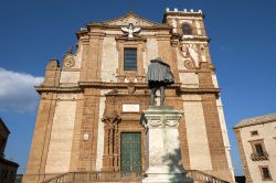 Scicli, Sicilia: la facciata della chiesa di San Matteo che domina la citta dalla cima di un colle 