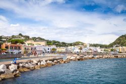 Scogli a protezione della spiaggia di Lacco Ameno, ...