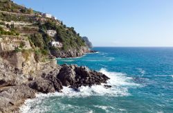 Scogli e mare limpido lungo la spettacolare costa amalfitana: siamo a Maiori, una delle località di villeggiatura più note della Campania - © Antonio Gravante/ Shutterstock.com ...