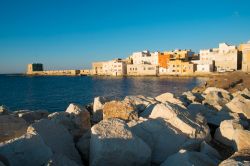 Scogli e case del centro storico di Trapani, Sicilia - Le caratteristiche abitazioni di Trapani che si affacciano sulle acque del Mediterraneo: circondata dal mare e protetta dal monte Erice, ...