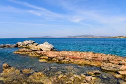 Panorama fra scogli e mare a Paros, Grecia. Terza isola delle Cicladi in ordine di grandezza, Paros ha una forma ovale e si estende per 198 chilometri quadrati con una lunghezza costiera di ...