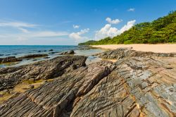 Scogli e sabbia a Koh Lanta, Thailandia - Finissima sabbia bianca e scogli dalle forme più bizzarre per le spiagge di Koh Lanta, nel mare delle Andamane © Mart Koppel / Shutterstock.com ...