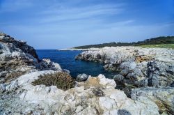 Scogli lungo la costa delle Isole Tremiti (Puglia), uno degli arcipelaghi più belli dell'Italia meridionale.