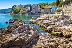 Scogli presso il lungomare di Opatija (Abbazia), cittadina di 12.000 abitanti affacciata sul Golfo del Quarnero (Croazia).