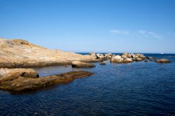 Scogli sulla costa occidentale dell'Isola del Giglio, non lontano da Campese - © Fabrizio Gattuso / Shutterstock.com