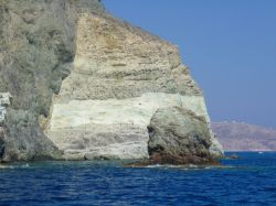 Scogli sulla spiaggia di Aspri Ammos, isola di Othoni, Ionio, Grecia. Natura incontaminata, mare cristallino e paesaggi mozzafiato sono il biglietto da visita di questa perla del Mediterraneo.
 ...