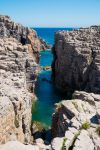 Scogliere della Mezzaluna sull'isola di San Pietro, Sardegna. A strapiombo sul mare con acqua cristallina, sono una della mete preferite per gli appassionati di tuffi.

