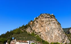 Scogliere di Arco, Trentino. Lo sperone di roccia con il castello di Arco.

