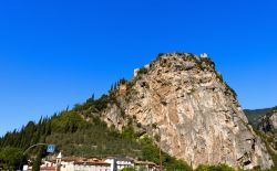 Scogliere di Arco, Trentino. Lo sperone di roccia con il castello di Arco.

