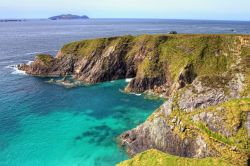 Scogliere di Dingle, Irlanda. Una suggestiva veduta delle Dingle cliffs, le belle scogliere che caratterizzano la costa della penisola - © Lukasz Pajor / Shutterstock.com