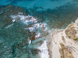 Scogliere e rocce lungo la costa di Ricadi, Capo Vaticano, Calabria.



