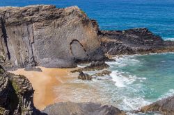 Scogliere lambite dalle onde in Alentejo, Portogallo: siamo su una spiaggia della cittadina di Almograve.
