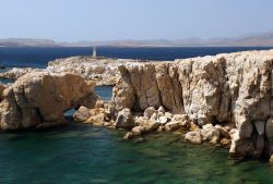 Scogliere nei pressi di Fanaraki sull'isola di Lemnos, Grecia - Abbracciata da una piccola baia, Fanaraki è fra i luoghi più suggestivi di Lemnos per le scogliere a strapiombo ...