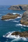 Le scogliere selvagge della costa di Belle Ile en Mer, Francia, con le onde che si infrangono sulle rocce.


