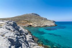 Scogliere sul litorale dell'isola di Pserimos, Grecia.
