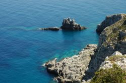 Lo scoglio Cammello sull'isola di Marettimo. Situata nel canale di Sicilia, quest'isola dell'arcipelago delle Egadi è famosa per i suoi fondali, parte dei quali rientrano ...